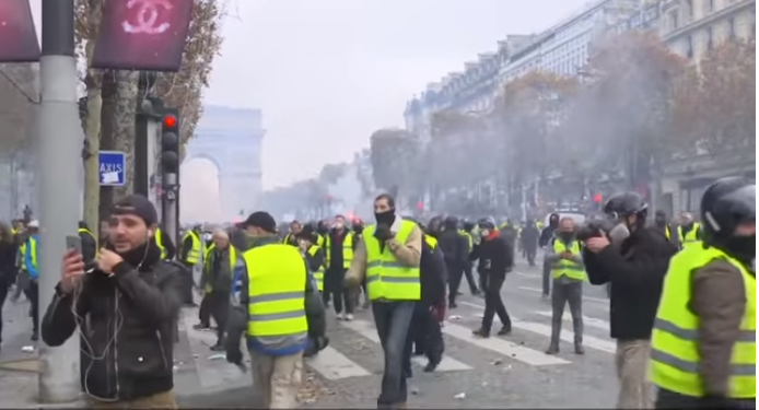 Χάος στο Παρίσι από τις κινητοποιήσεις των «κίτρινων γιλέκων» ενάντια στον Μακρόν (vid)
