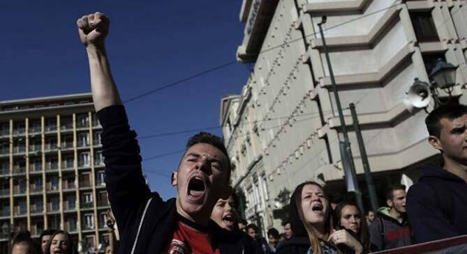 Μαθητικό συλλαλητήριο στα Προπύλαια για τις «εθνικιστικές καταλήψεις» για τη Μακεδονία