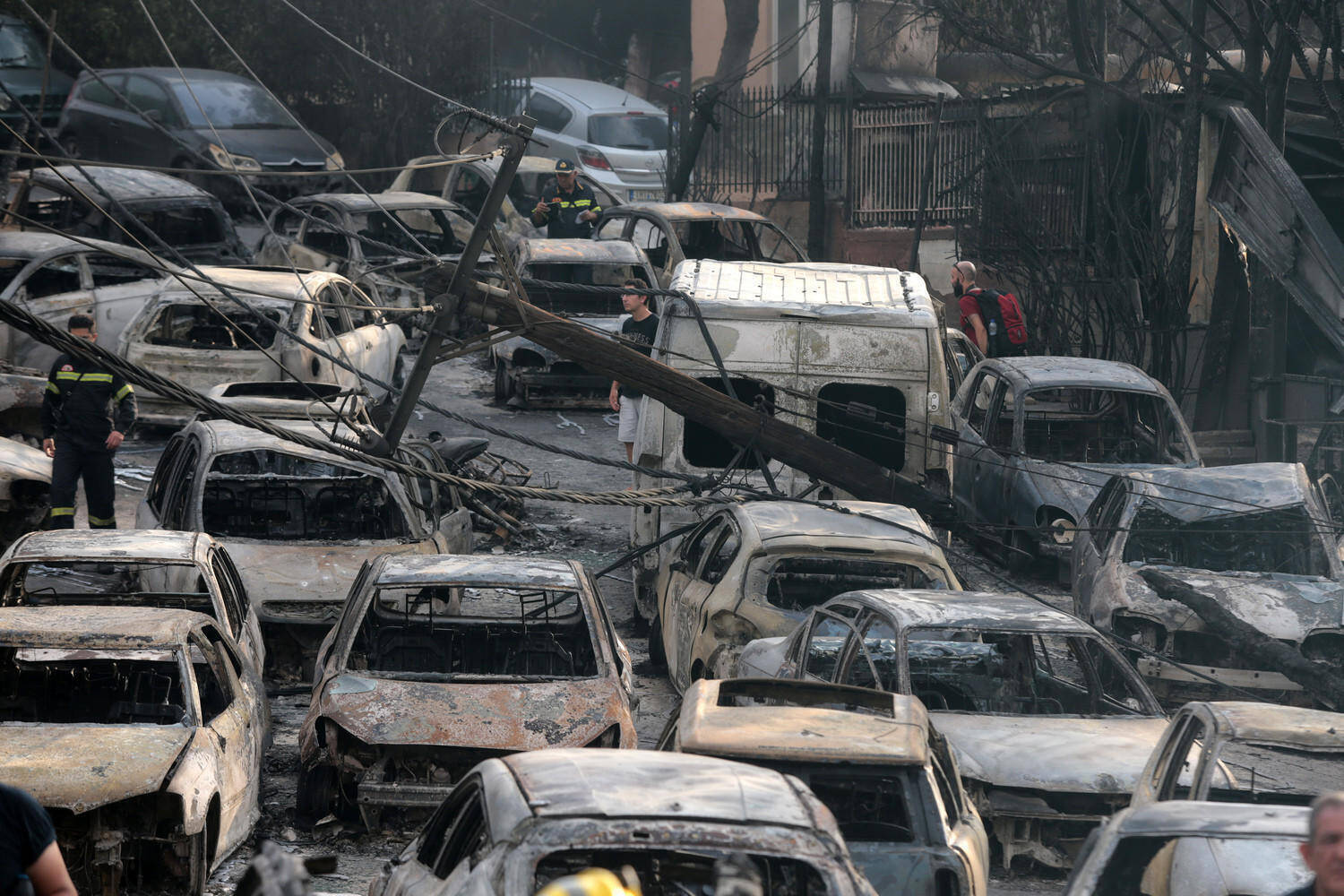 Τραγωδία στο Μάτι: Ευθύνες στην Πυροσβεστική επιρρίπτουν στελέχη της ΕΛΑΣ και της Τροχαίας για την εκκένωση