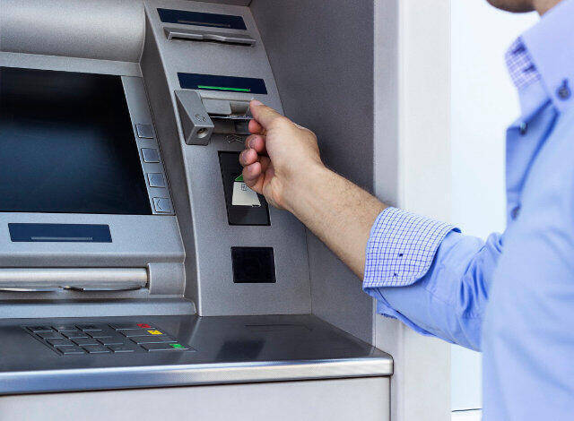 Τράπεζες: Έτσι πρέπει να στέλνουν κάρτες και PIN στους πελάτες