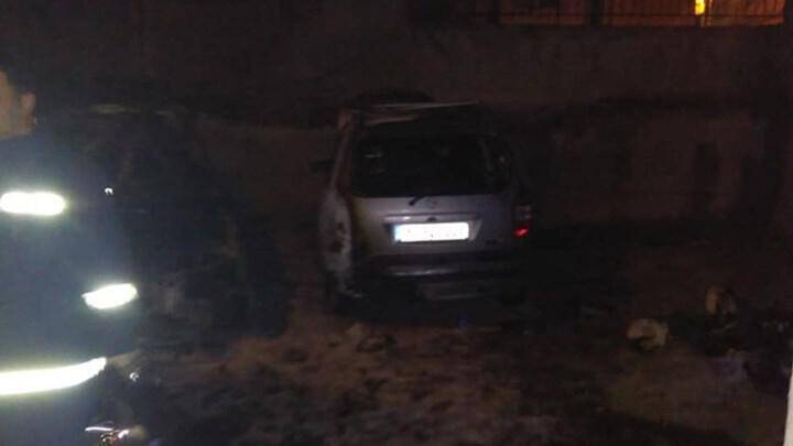 Έκρηξη σε δύο οχήματα σε πυλωτή πολυκατοικίας στη Κοζάνη