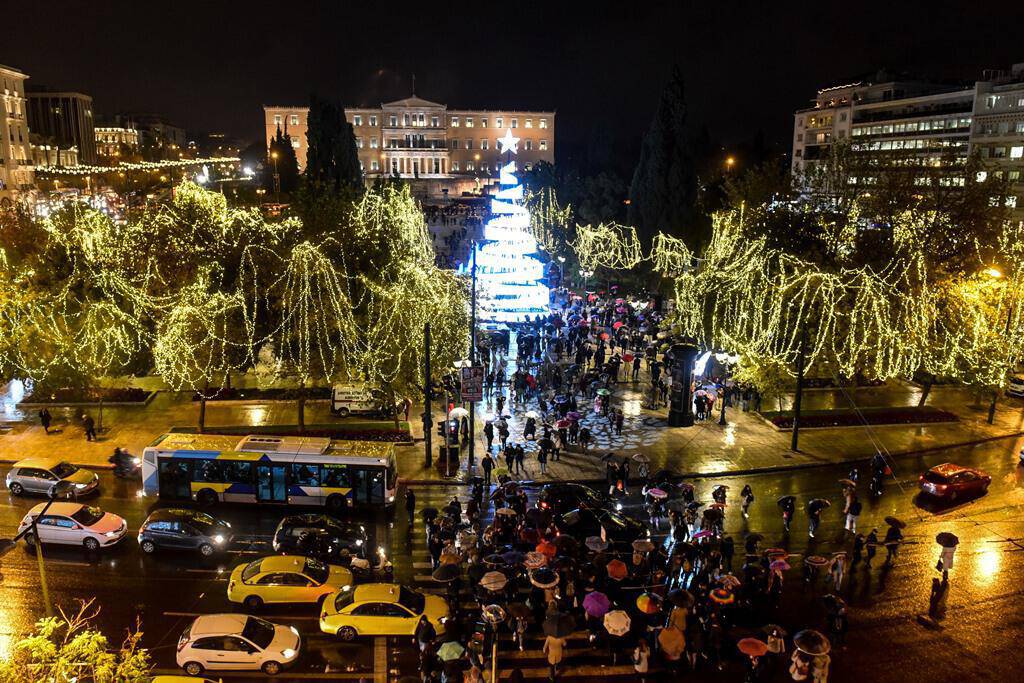 Η φωταγώγηση του χριστουγεννιάτικου δέντρου στην πλατεία Συντάγματος(pics)