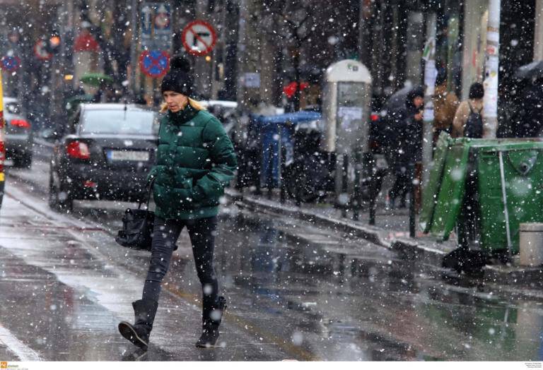 Χιόνια: Σήμα κινδύνου από δήμους για προμήθεια αλατιού