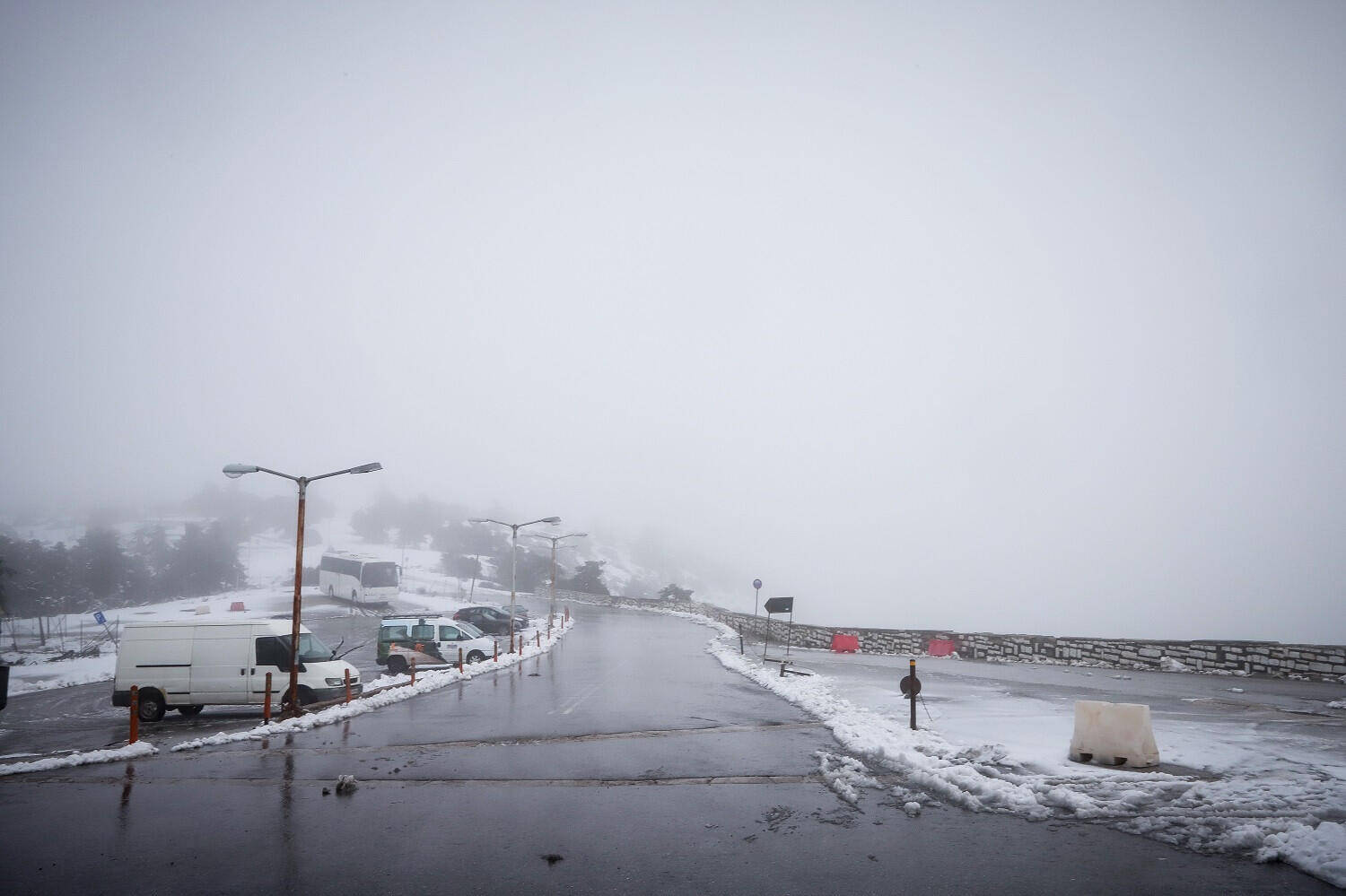 Διακόπηκε λόγω χιονόπτωσης η κυκλοφορία στη λεωφόρο Πάρνηθας