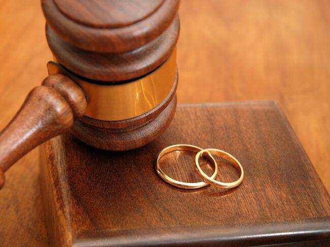 Το διαζύγιο, το δικαστήριο, ο τσακωμός και το στριπτιζάδικο