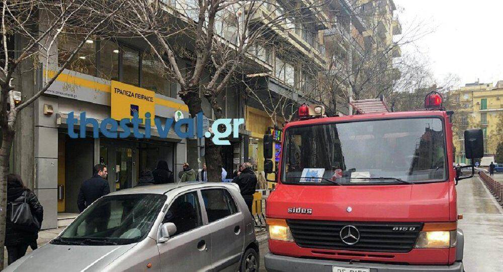 Συναγερμός στη Θεσσαλονίκη: Άντρας κλείστηκε σε τράπεζα και απειλεί να αυτοπυρποληθεί