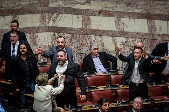 Βουλή: Ένταση με τους βουλευτές της Χρυσής Αυγής – Ακυρώθηκε η ψήφος του Μπαρμπαρούση