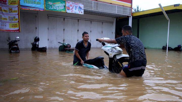 Ινδονησία: Πλημμύρες και κατολισθήσεις στοίχισαν τη ζωή σε 59 ανθρώπους