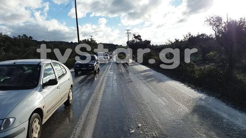Αλιβέρι: Δεκάδες αυτοκίνητα και φορτηγά ακινητοποιήθηκαν λόγω πάγου (pics)