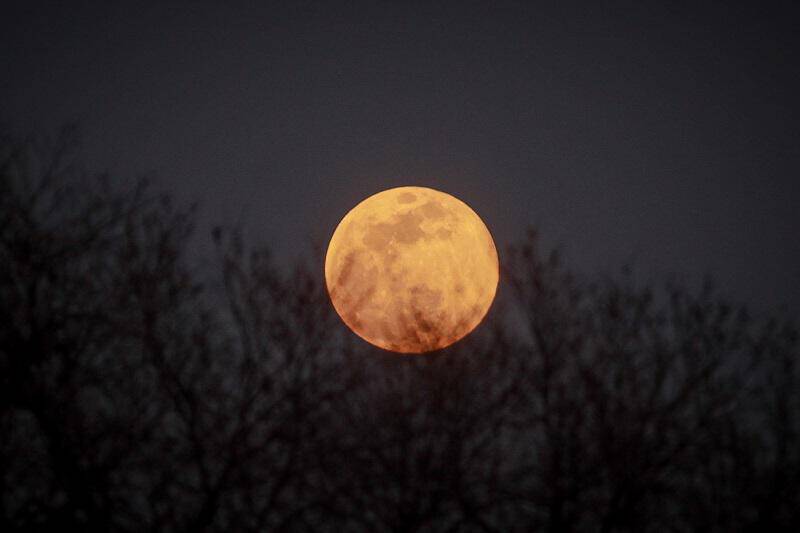 Σούπερ χιονισμένη σελήνη: Η εντυπωσιακή δεύτερη υπερσελήνη της χρονιάς (pics)