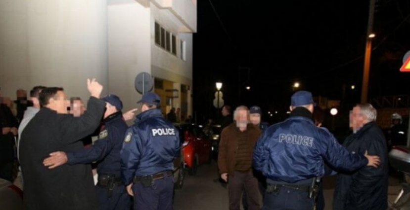 Κρήτη: Ένταση έξω από το ξενοδοχείο που μιλάει ο Τζανακόπουλος
