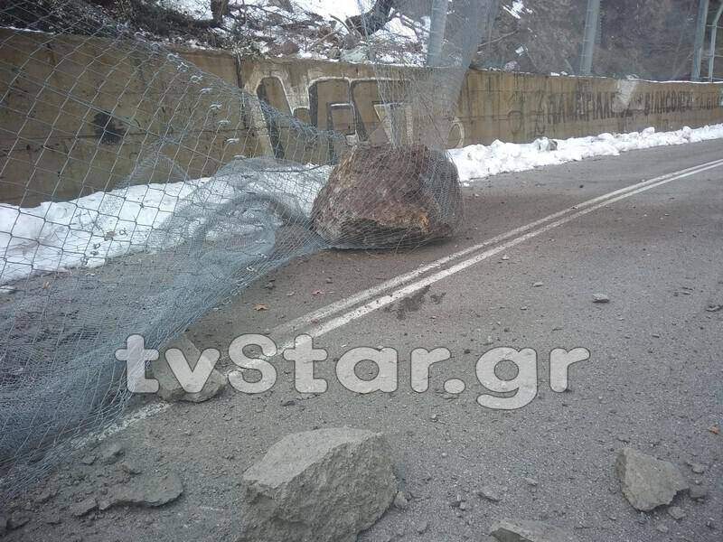 Εύβοια: Βράχοι έπεσαν στην Εθνική Οδό Χαλκίδας – Αιδηψού (pics)