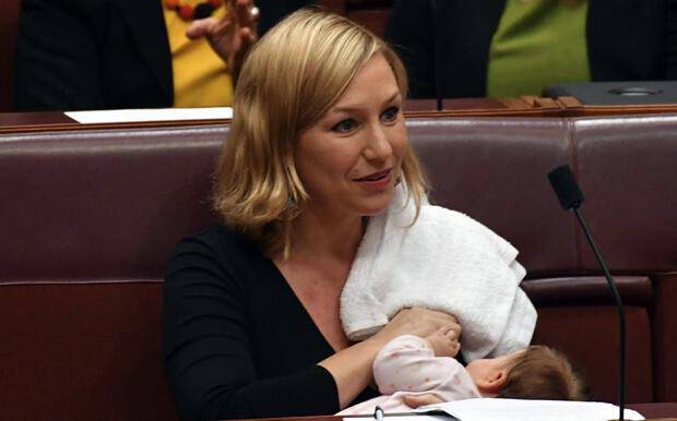 Αυστραλία: Γερουσιαστής θήλασε το μωρό της μέσα στη Βουλή