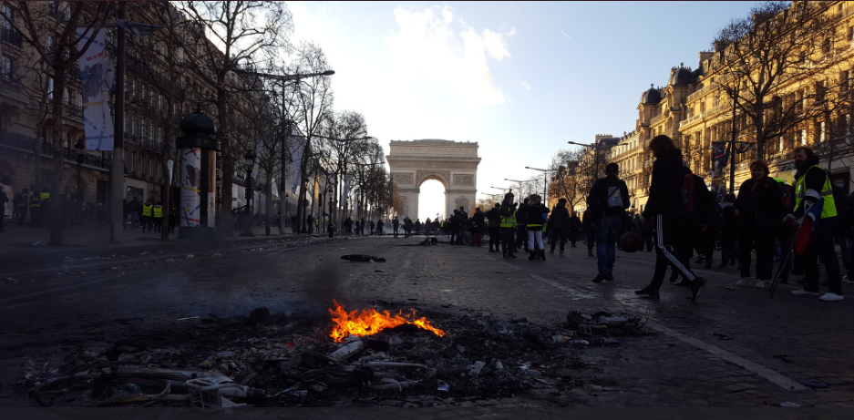 Πεδίο μάχης το Παρίσι – Σφοδρές συγκρούσεις «κίτρινα γιλέκα» -αστυνομία (vids&pics)