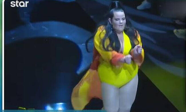 Eurovision: Η Netta που κέρδισε πέρσι το διαγωνισμό περπάτησε με μαγιό σε πασαρέλα (vid)