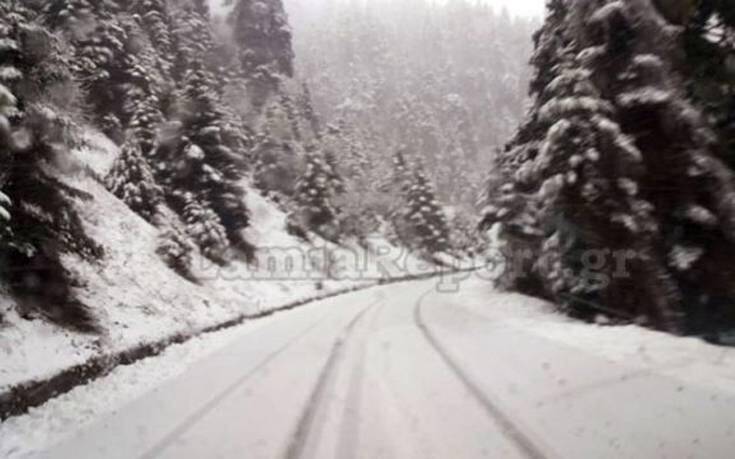 Καιρός: Εγκλωβισμένοι για ώρες από το χιόνι στα οχήματα τους στην Κρήτη – Κλειστά τα σχολεία στο Λασίθι