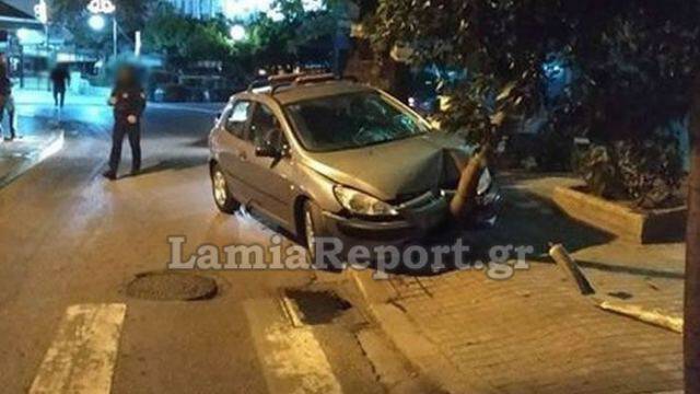 Αυτοκίνητο καρφώθηκε σε δέντρο στο κέντρο της Λαμίας (pics)