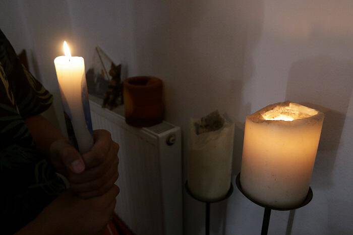 Πάτρα: Κοριτσάκι με εγκαύματα από κερί – Κομμένο ρεύμα στην οικογένεια