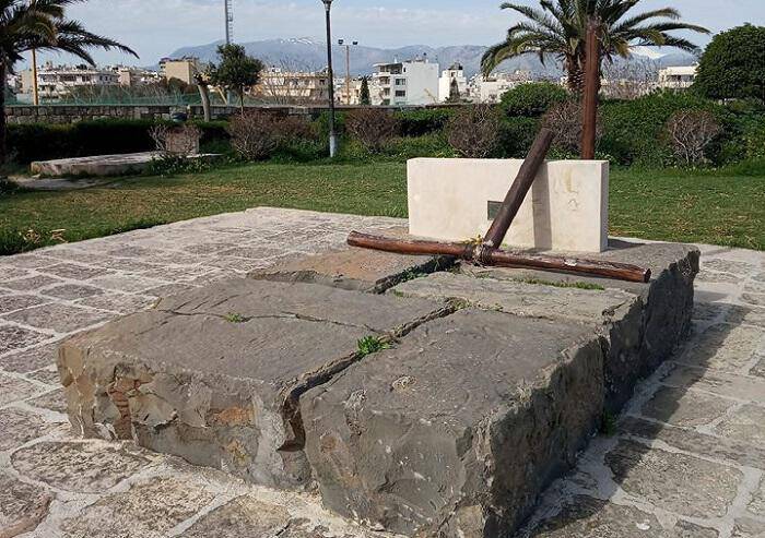 Ηράκλειο: Έσπασε ο σταυρός στον τάφο του Καζαντζάκη