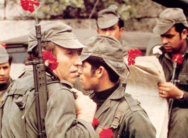 Σαν σήμερα το 1974 ξεκίνησε η Επανάσταση των Γαρυφάλλων στην Πορτογαλία