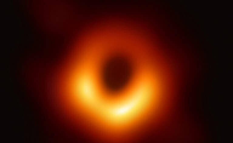 Μαύρη τρύπα: Η πρώτη φωτογραφία που είδε ποτέ η ανθρωπότητα