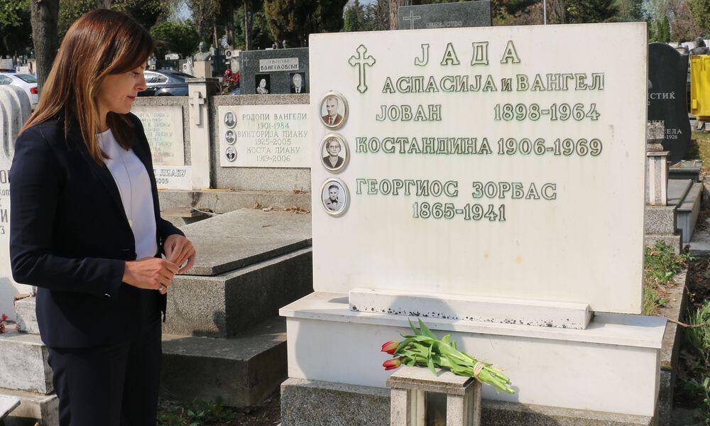 Στον τάφο του Αλέξη Ζορμπά η Μπέττυ Μπαζιάνα(pics)