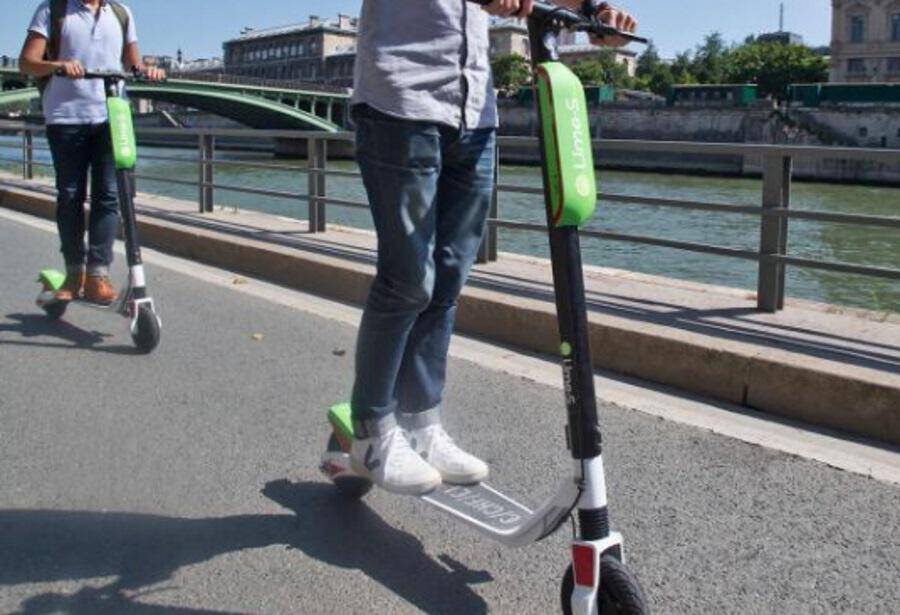 Παρίσι: Πρόστιμο που… πονάει σε όσους παρκάρουν τα πατίνια τους στο πεζοδρόμιο!