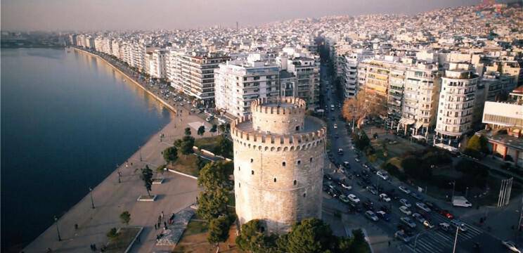 Θεσσαλονίκη: Γεμάτη κόσμο η παραλία παρά τις συστάσεις για περιορισμό των μετακινήσεων