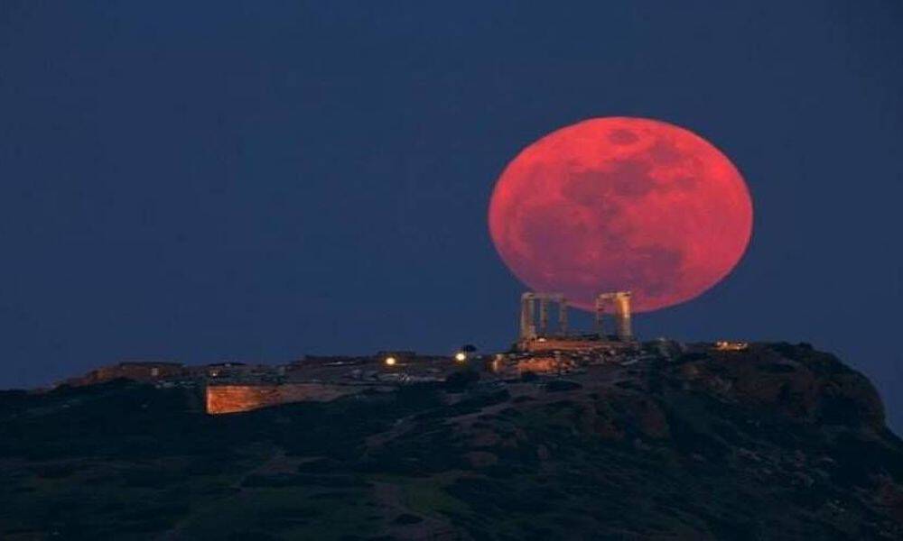 Ροζ πανσέληνος: Υπερθέαμα με τη μεγαλύτερη σελήνη του 2020 στον αποψινό ουρανό