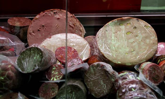 Πειραιάς: Κατασχέθηκαν και καταστράφηκαν ακατάλληλα τυριά και αλλαντικά