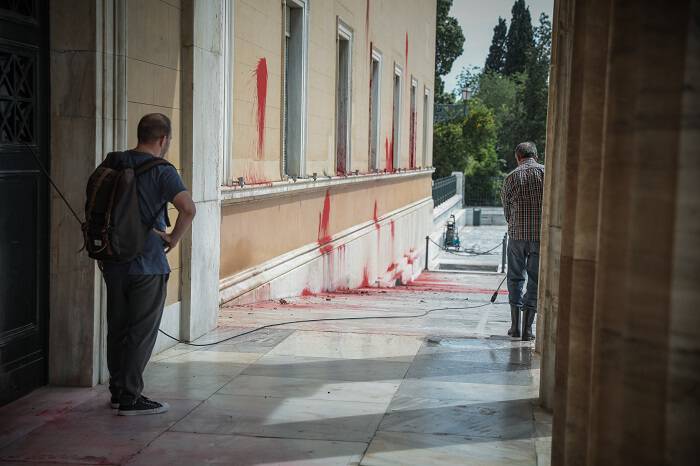 Ο «Ρουβίκωνας» ανέλαβε την ευθύνη για την επίθεση με μπογιές στη Βουλή