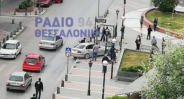 Θεσσαλονίκη: Αυτοκίνητο «καρφώθηκε» σε στάση στο Κορδελιό (vid)