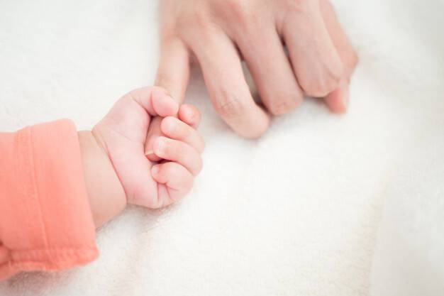 Επίδομα γέννας από σήμερα: Σε δύο δόσεις θα καταβάλλονται τα 2.000 ευρώ
