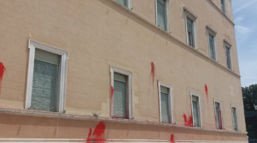 Βουλή: Πέταξαν μπογιές στο κτίριο