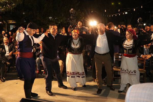 Οι κρητικοί χοροί Τσίπρα – Πολάκη στο Χουδέτσι (vids)