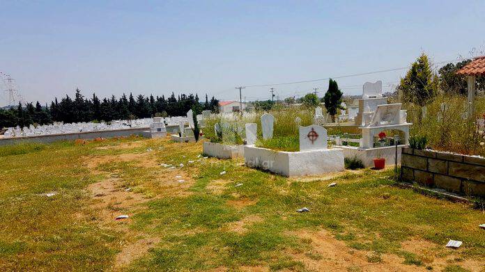 Αλεξανδρούπολη: Βεβήλωσαν το μουσουλμανικό νεκροταφείο – Πέταξαν φυλλάδια της Χρυσής Αυγής (pics)