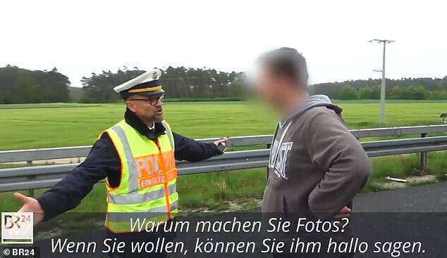 Γερμανός αστυνομικός οργισμένος: «Θες να δεις τους νεκρούς; Να βγάλεις φωτογραφίες; Ντροπή σου»! (vid)