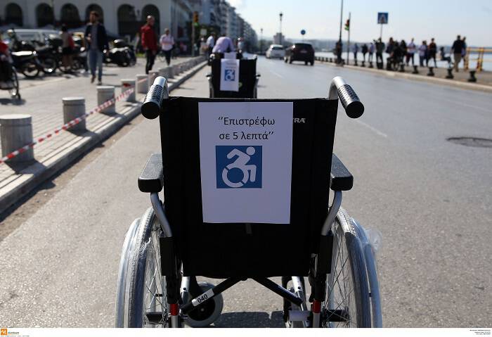 Θεσσαλονίκη: Διαμαρτυρία με αναπηρικά αμαξίδια – “Επιστρέφω σε 5 λεπτά” (pics)