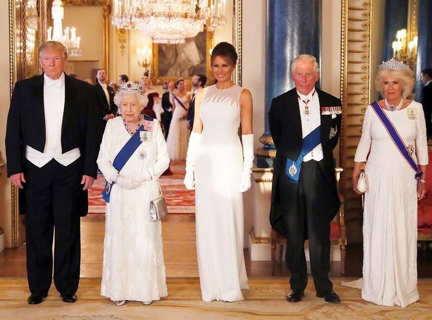 Η Melania Trump φορά  Dior στο επίσημο δείπνο στο παλάτι.