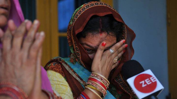 Ινδία: Ξύρισαν τα κεφάλια μητέρας και κόρης επειδή αντιστάθηκαν σε απόπειρα βιασμού