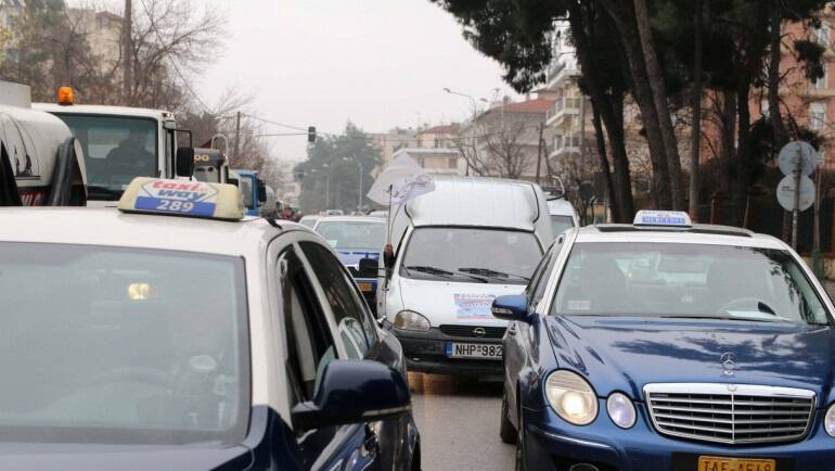 Θεσσαλονίκη: Οδηγός ξεκίνησε το ταξί του πριν κατέβει 80χρονη – Την εγκατέλειψε τραυματισμένη
