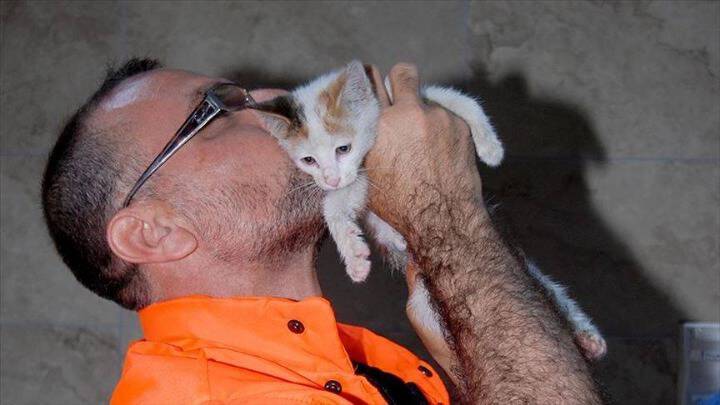 Τουρκία: Έσωσε γατάκι από πνιγμό δίνοντάς του το “φιλί της ζωής”