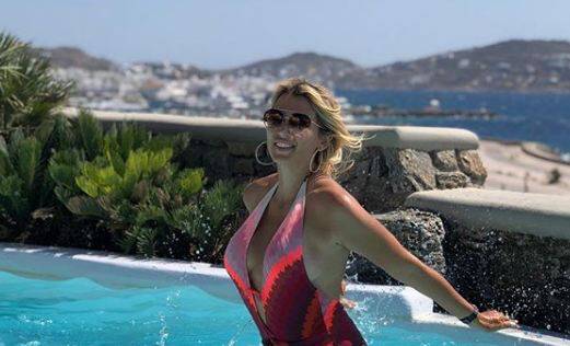 Η Κωνσταντίνα Σπυροπούλου απολαμβάνει χαλαρές στιγμές στην πισίνα