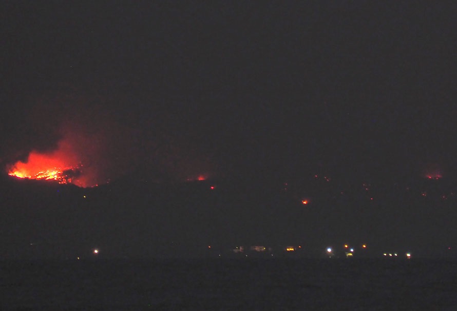 Άγιος Νικόλαος: Ολονύχτια η μάχη με τις φλόγες