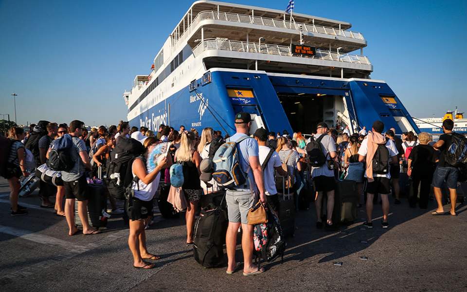 Αδειάζει η Αθήνα: Αυξημένη η κίνηση στο λιμάνι του Πειραιά