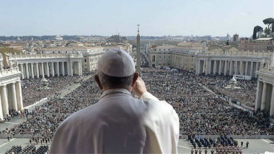 Έξαλλος ο Πάπας Φραγκίσκος -Πιστή παραλίγο να τον «γκρεμίσει» (vid)