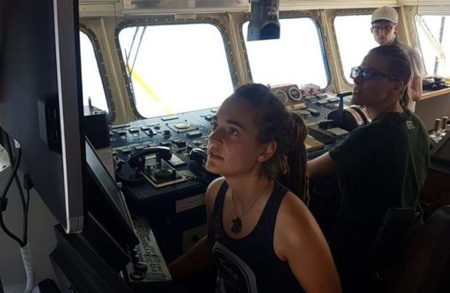 Η ιστορία της Καρόλα Ράκετε, της Γερμανίδας πλοίαρχου που μπήκε στη Λαμπεντούζα με μετανάστες και συνελήφθη