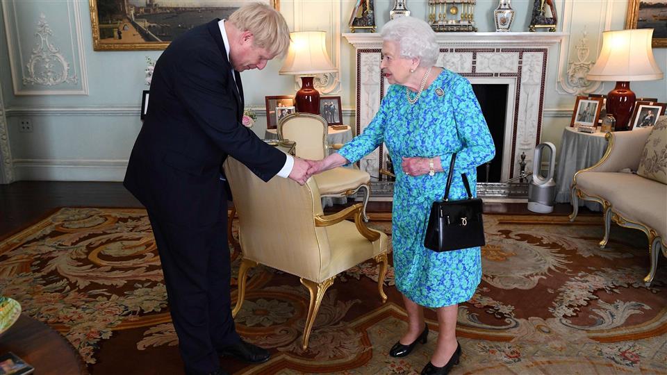 Σάλος στη Βρετανία για το Brexit: Ο Τζόνσον κερδίζει χρόνο μέσω της βασίλισσας Ελισάβετ