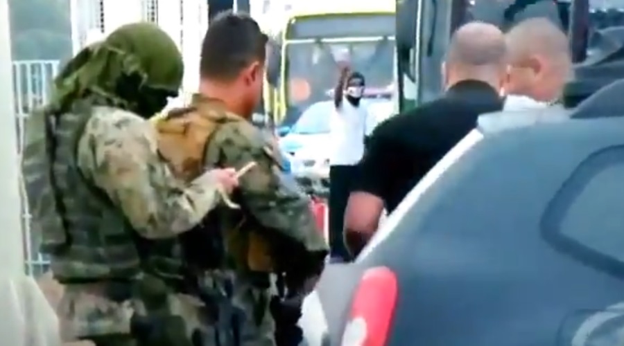 Ρίο: Συναγερμός! Ένοπλος κρατά ομήρους σε λεωφορείο! vid