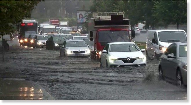 Τουρκία: Ποτάμια οι δρόμοι στην Κωνσταντινούπολη από σφοδρή βροχόπτωση